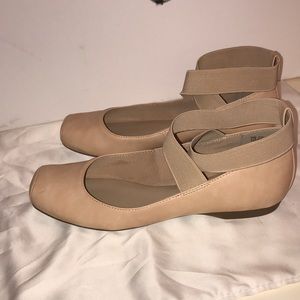 Ballerina flats color cream, size 6 1/2 US.